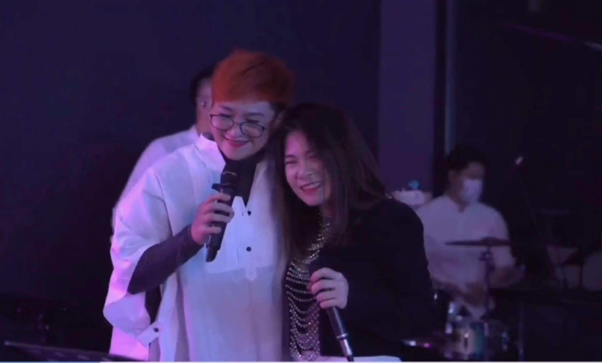 柯以敏（左）受邀返大馬擔任經典歌曲大賽評審，並到符瓊音（右）直播節目《Yippi音樂會》作客。（首符娛樂提供）