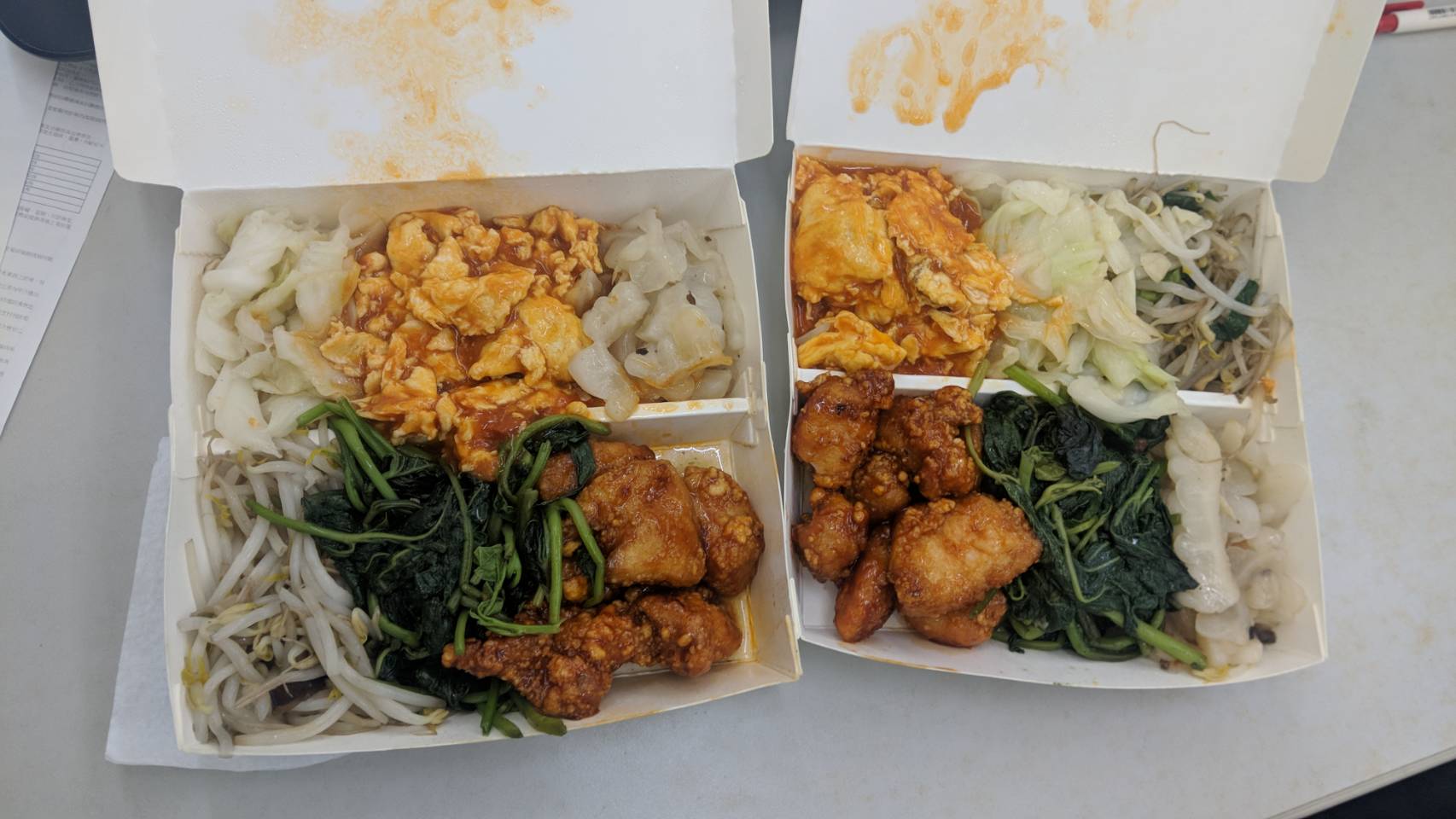 網友實測發現，一樣大小的便當盒裝一樣的菜色，價格卻因人還有擺放位置有所差異。（翻攝自PTT）