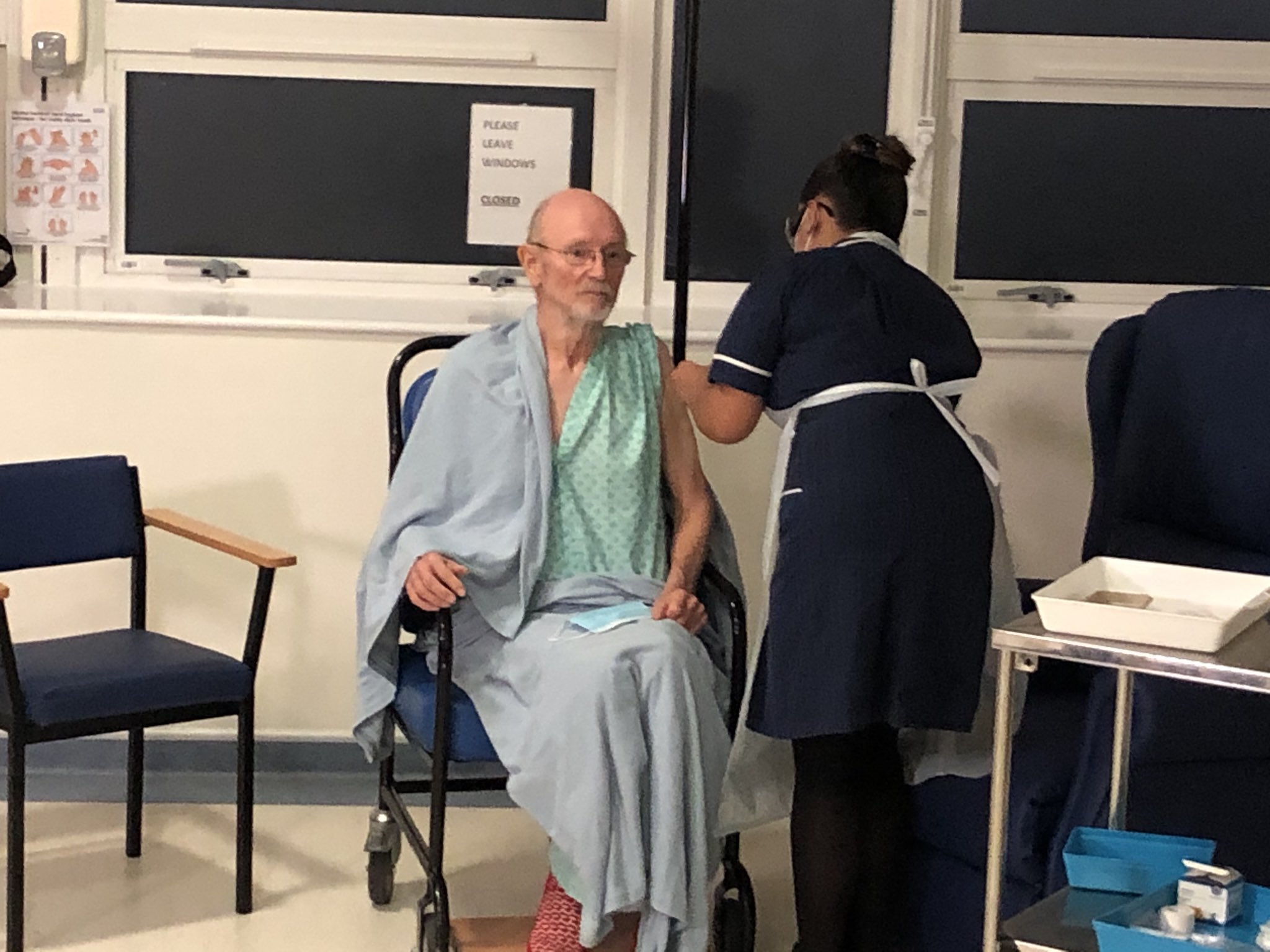 81歲的莎士比亞成為全球第2位施打輝瑞疫苗的人，也是全球首位施打疫苗的男性。（翻攝Hugh Pym推特）