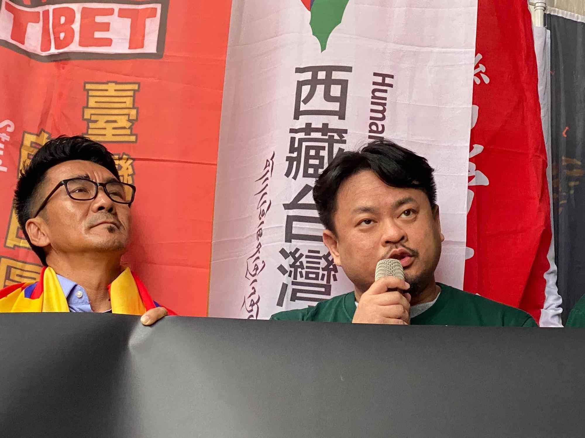 洪申翰（右）表示，從西藏、東突厥斯坦，再到香港，中共政權不斷在創造流亡世代。（翻攝自西藏台灣人權連線臉書）