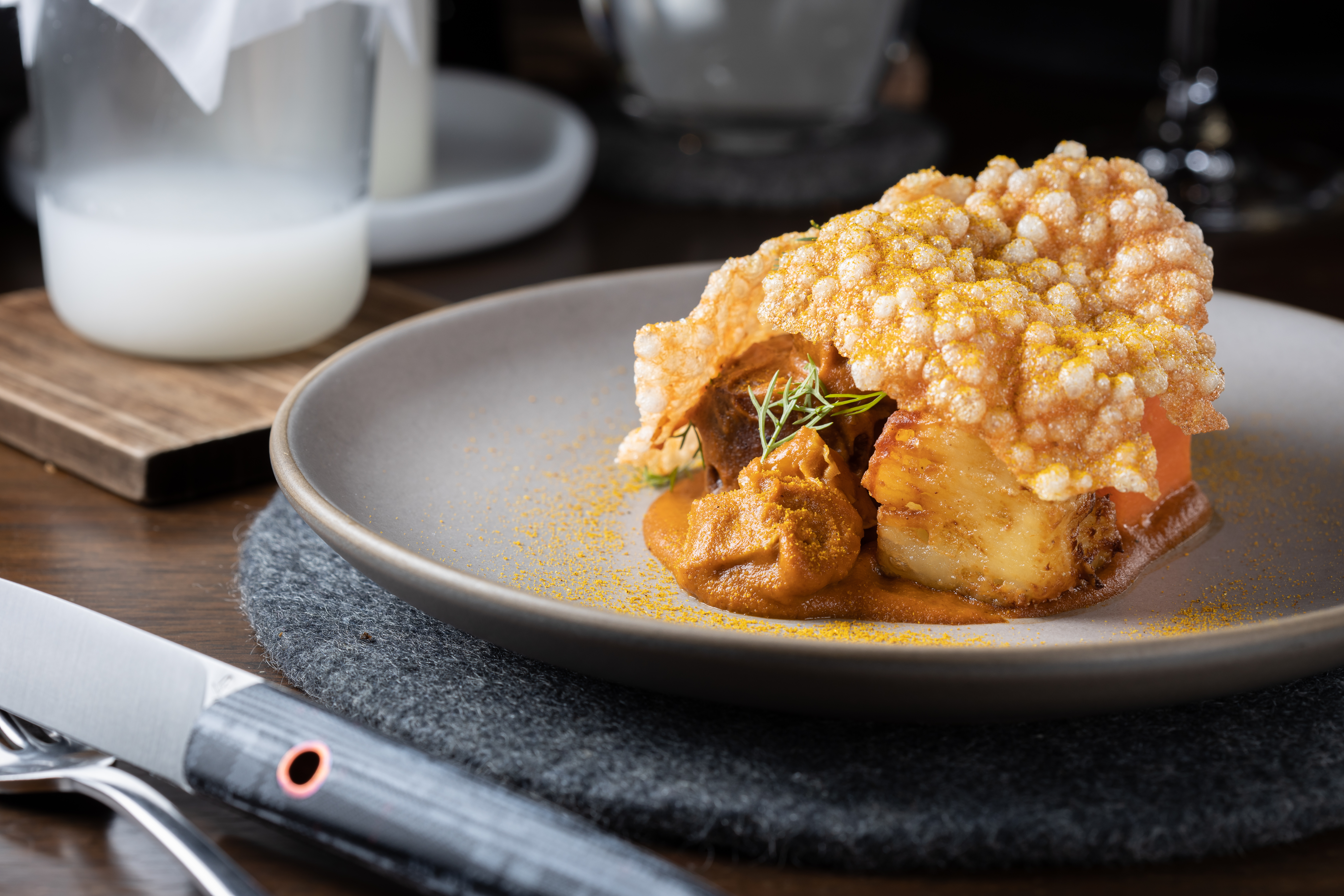 主菜「4匹の猫」將咖哩飯拆解成兩種形式，以濁酒、米湯、咖哩薰香組成調飲，西谷米脆片下藏著千層乳酪馬鈴薯、兩種牛肉佐咖哩醬汁。