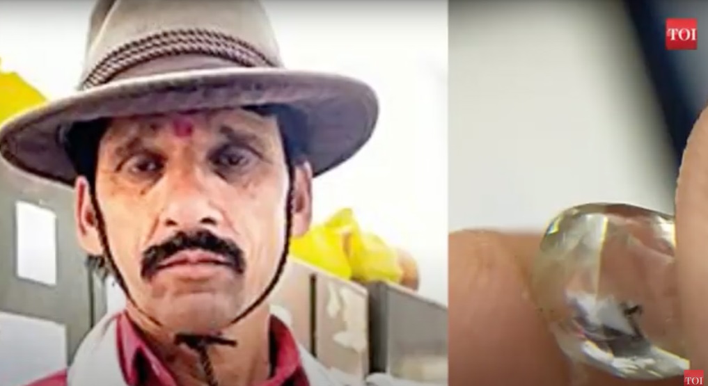 印度農夫亞戴夫日前挖到一顆14.98克拉的鑽石。（翻攝timesofindia影片）