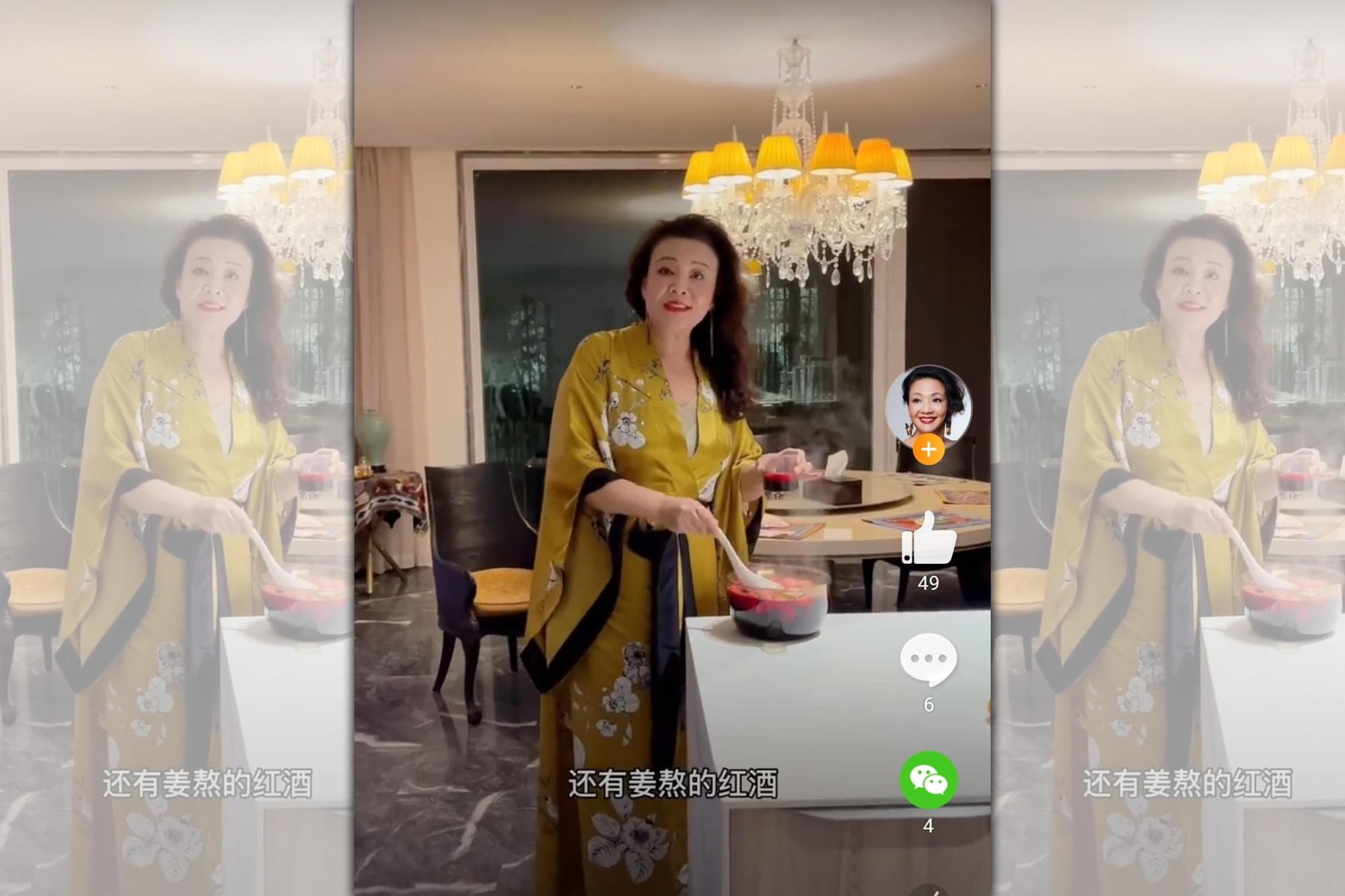 張蘭日前在微博PO出抖音影片,穿著一件要價13萬元的黃色睡袍。(翻攝自張蘭微博)