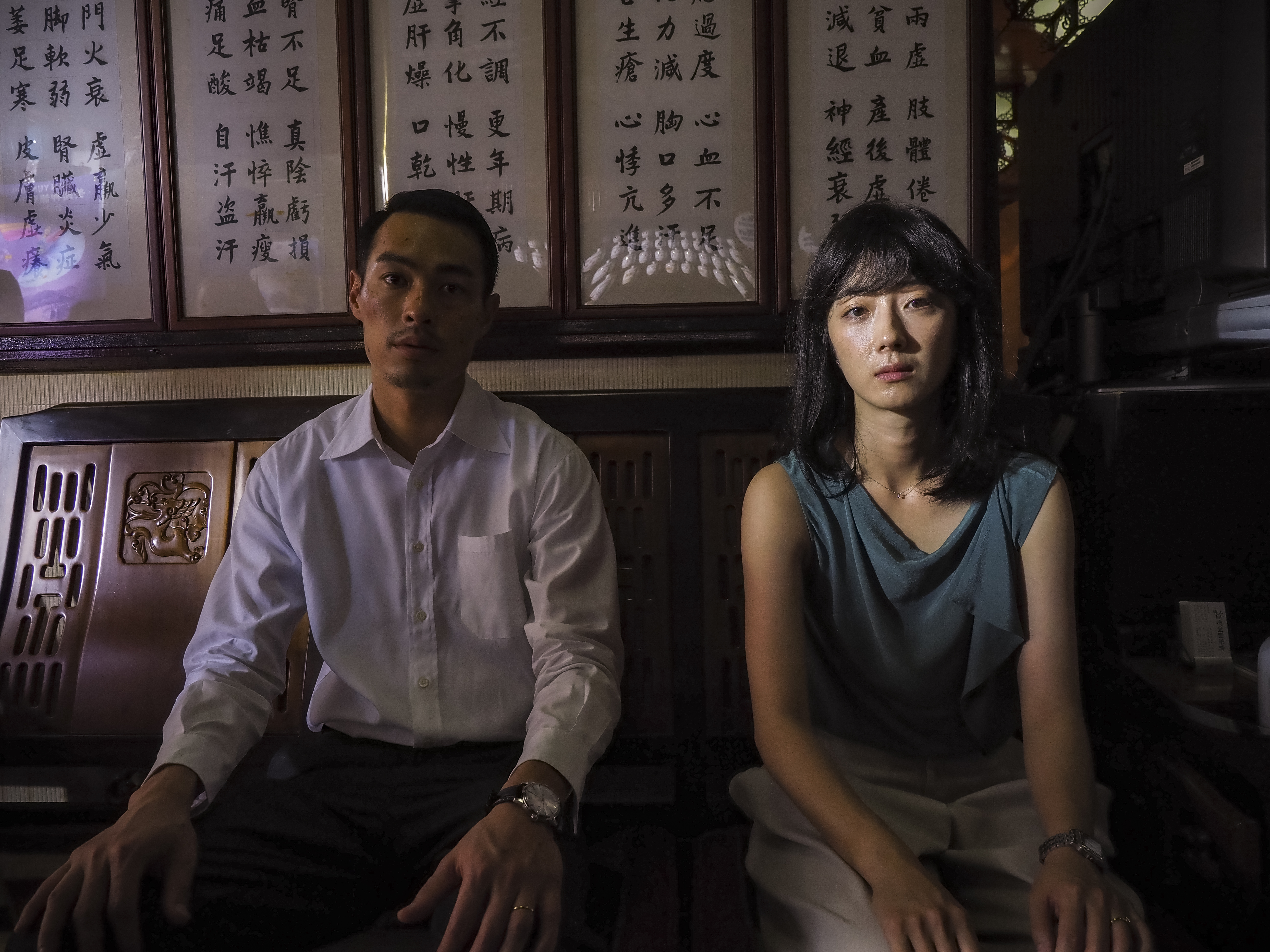 桂綸鎂在《腿》嫁給不成材的老公楊祐寧，被迫成為精明強勢的女人。（甲上提供）