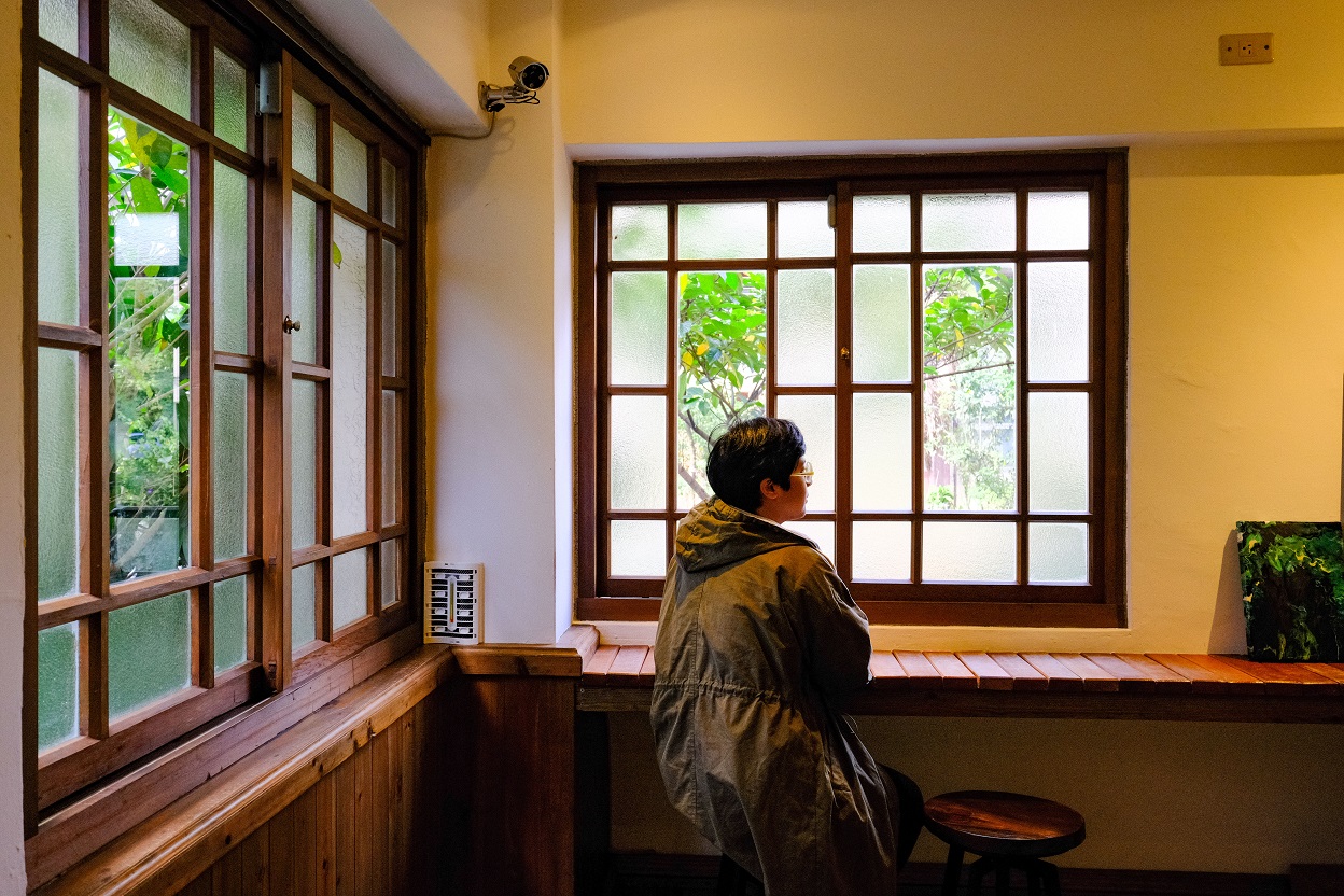 雖然算位在暖暖鬧區，坐在窗前卻能見到滿是綠意的風景。