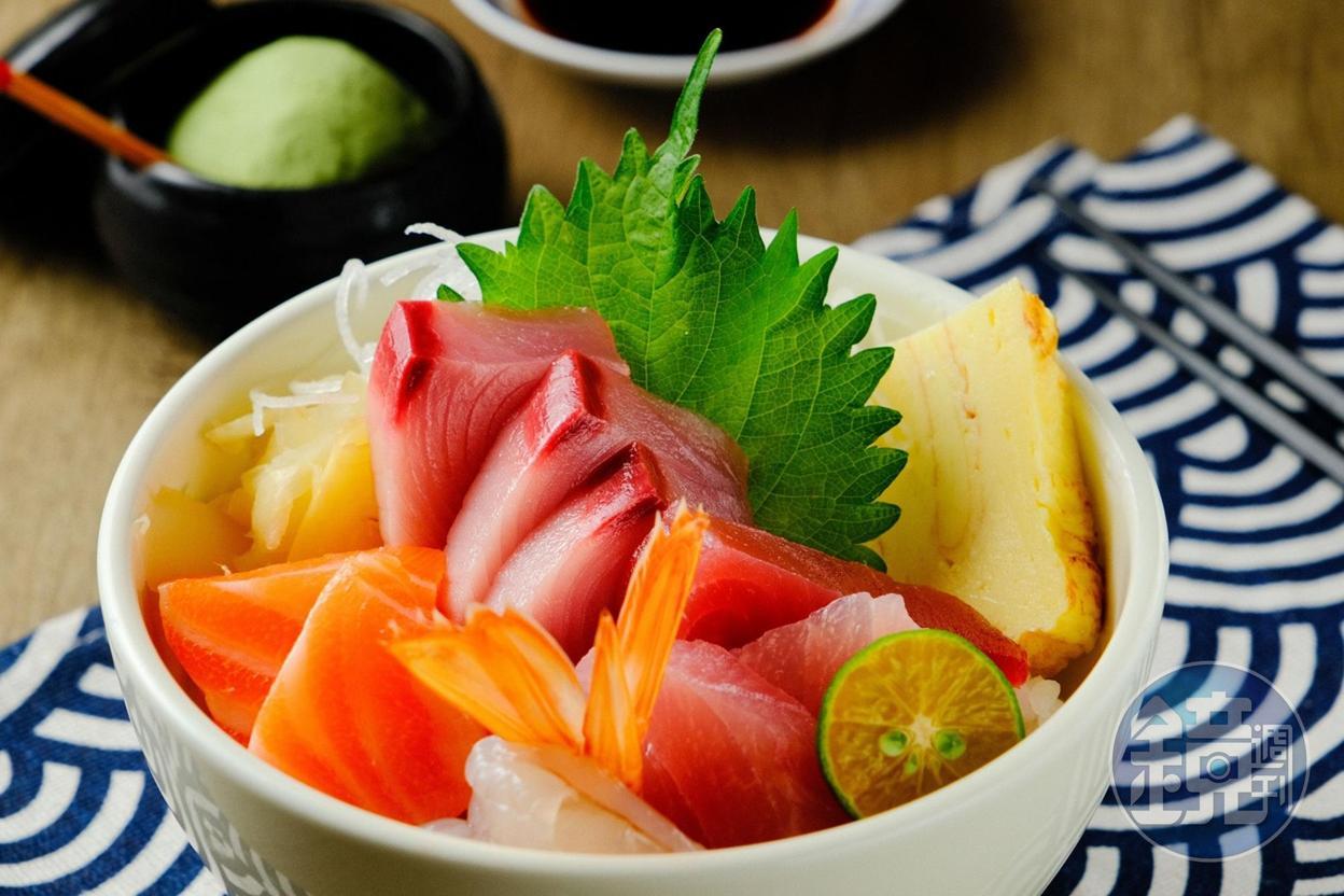 「特選小資丼」非常實惠,有至少8片生魚片,女生吃這樣的分量就很足夠。(180元/份)