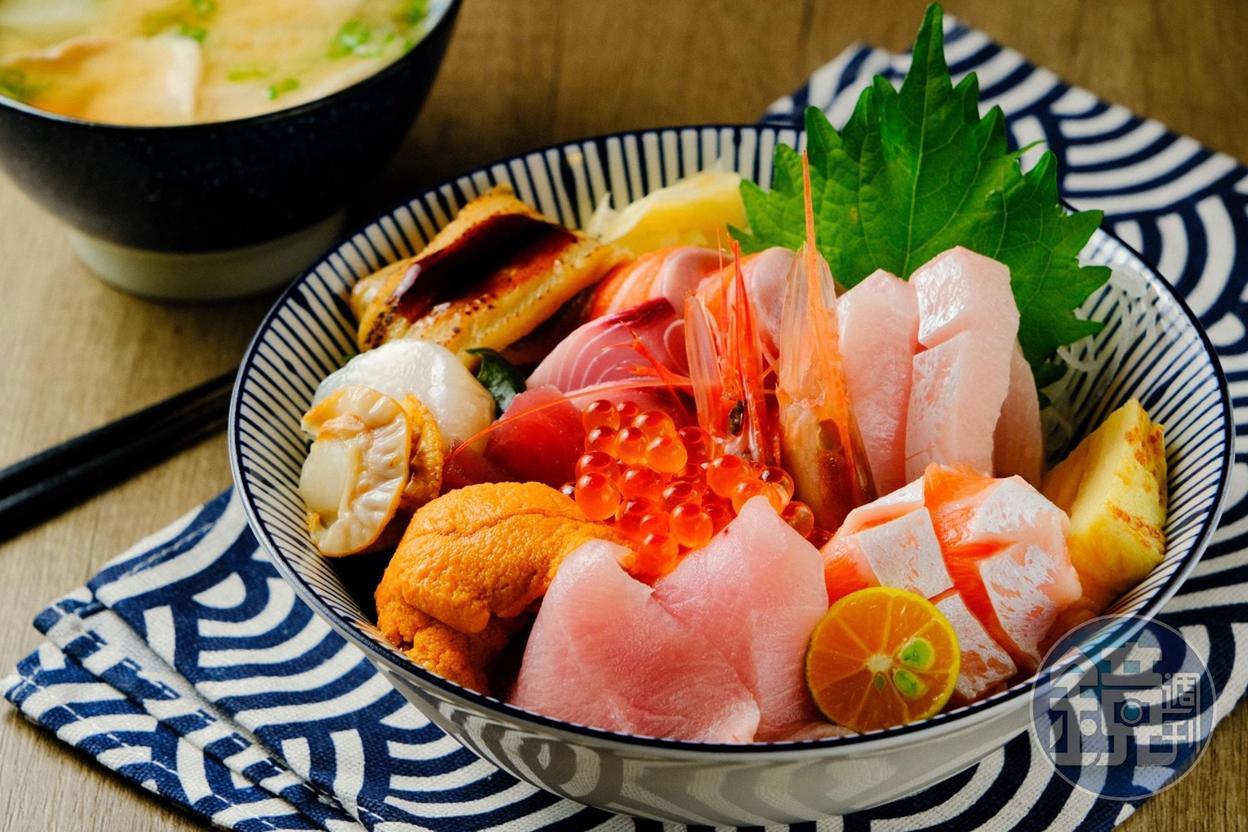 大方的「豪華丼」裡頭竟然還附上一整顆的海膽。(500元/份)