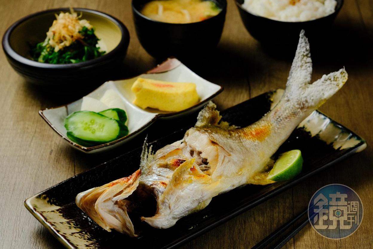 熟食部份,也有烤魚定食,這日吃到的是肥美的午仔魚。(320元/份)
