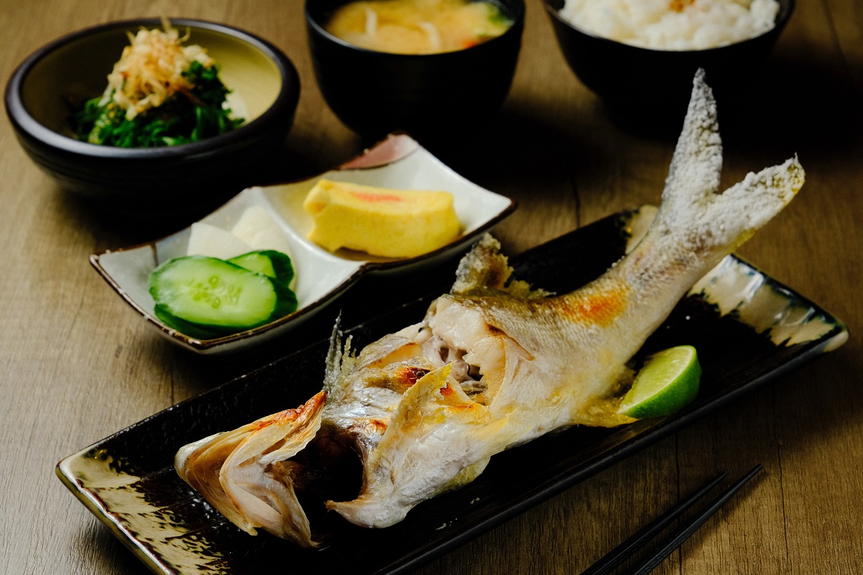 熟食部份,也有烤魚定食,這日吃到的是肥美的午仔魚。(320元/份)