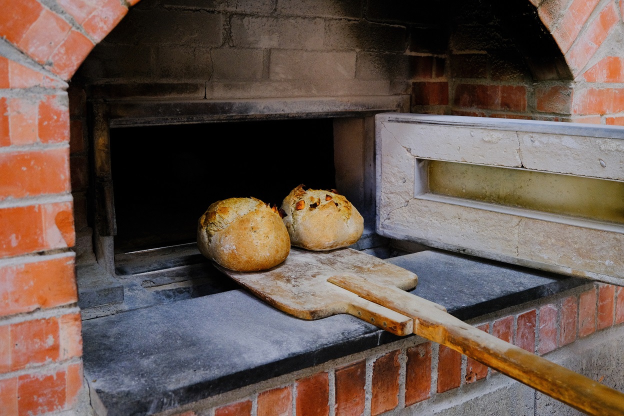 使用自造窯的窯烤麵包，非常香。