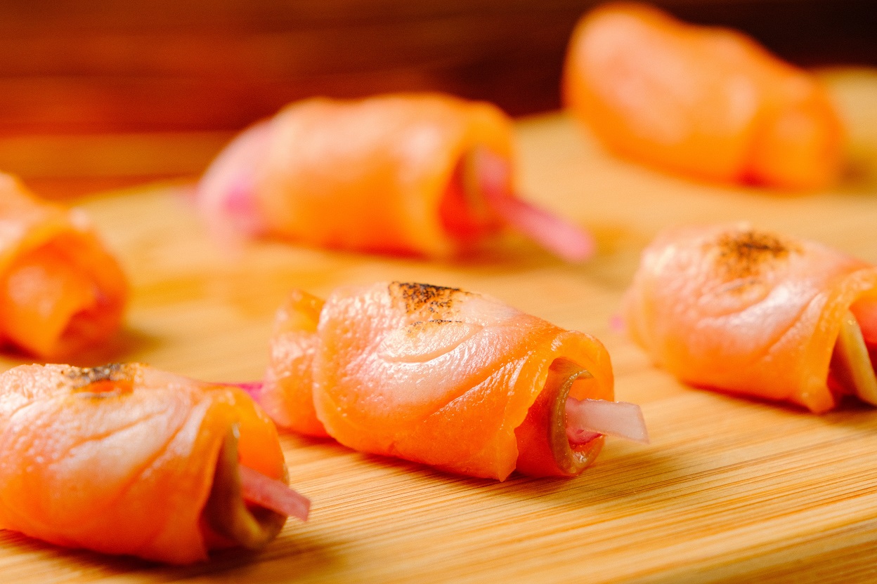 自家製的「阿皓做的煙燻鮭魚卷」，連裡頭的洋蔥也都特別醃漬過，不嗆不辣特別開胃。（200元／份）
