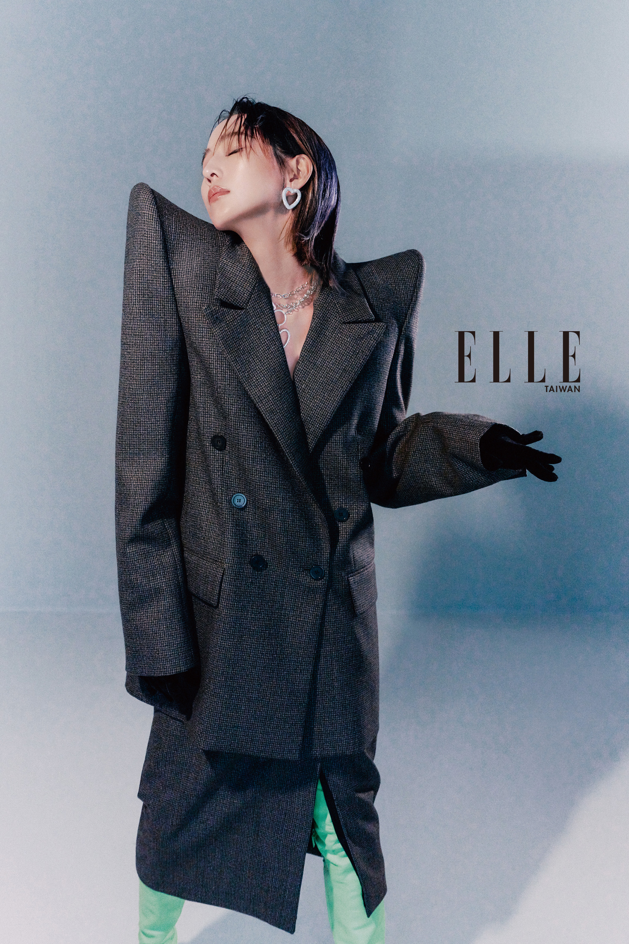 《ELLE》12月號封面人物為張鈞甯,她換上高聳寬肩西裝大衣,強勢展現內在男子漢的存在。(《ELLE》國際中文版雜誌提供)