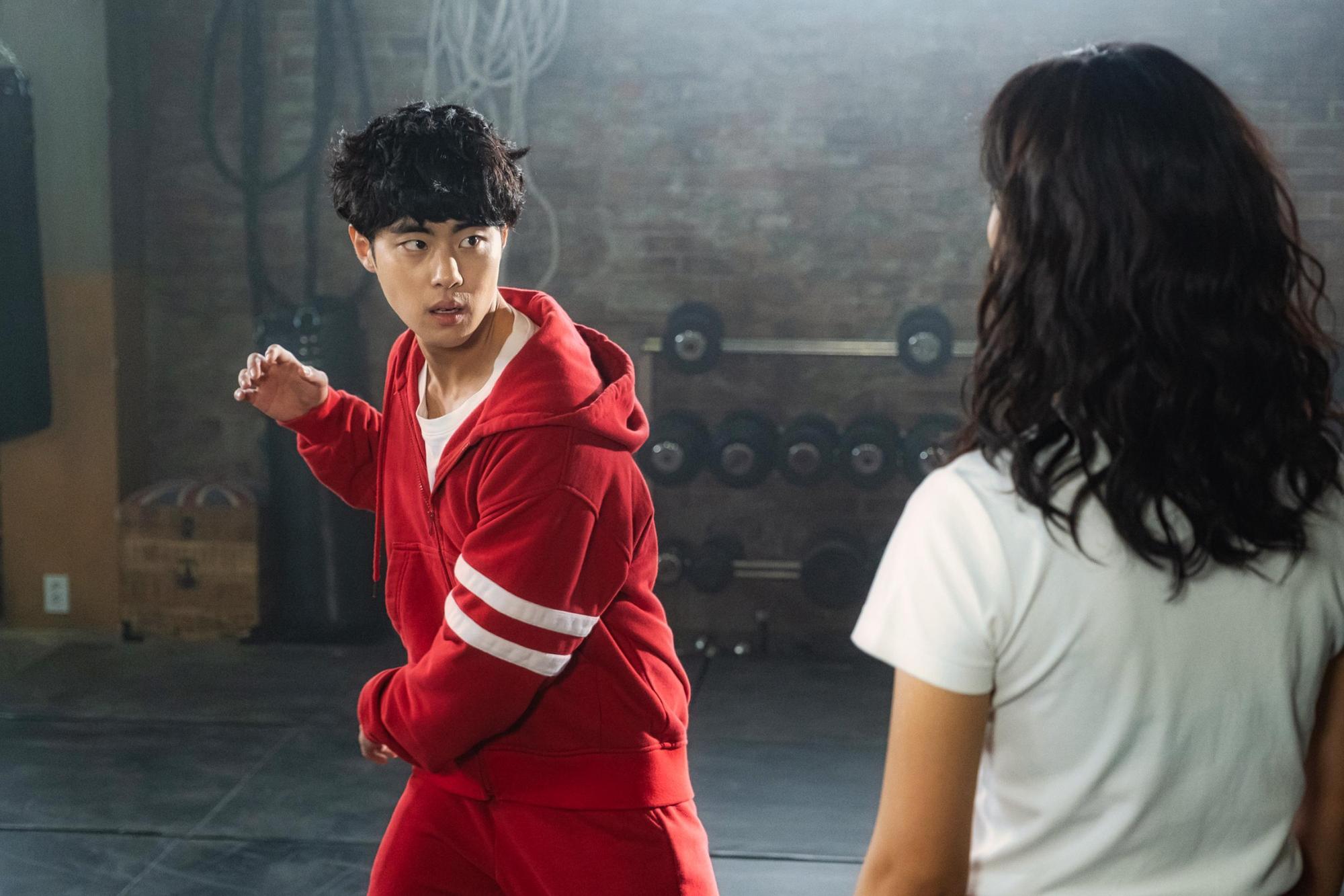 趙炳圭遇到金世正（右）後，加入了驅魔人的行列。（Netflix提供）