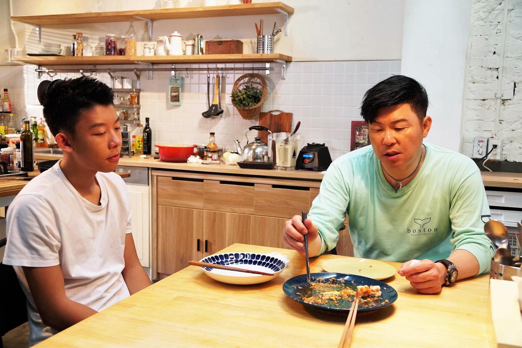曾國城與兒子曾元德在紀錄片《小兒子膠囊時光》中難得同框,父子還一起下廚做菜。(公視提供)
