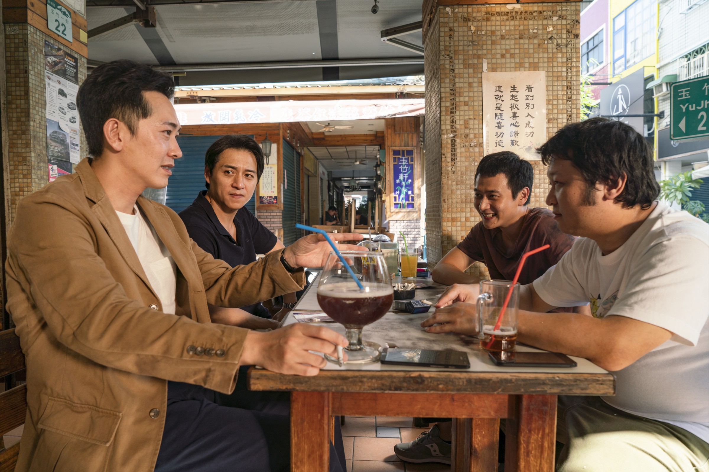 鄭人碩、納豆、施名帥與劉冠廷片中喝泡沫紅茶講幹話，本週六也真的要搖泡沫紅茶給影迷喝。（甲上提供）