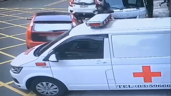 通緝犯趁戒護送醫期間，在同夥埋伏接應下，襲警後逃逸。（翻攝畫面）