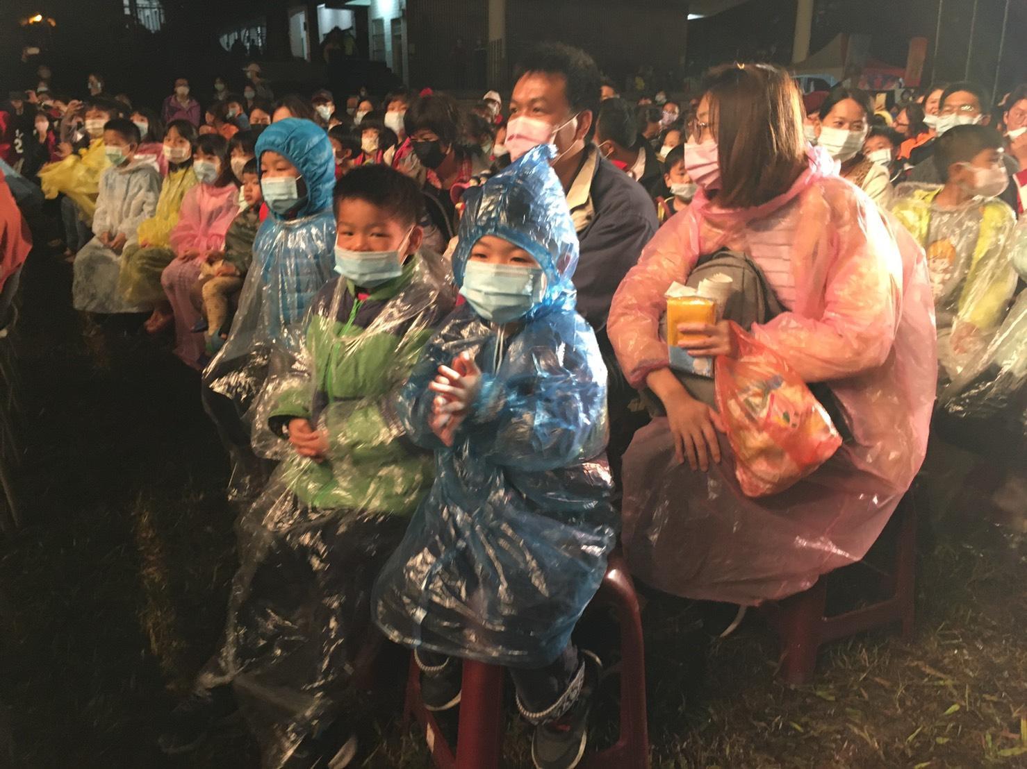歡喜看劇也要注意防疫,觀賞「紙風車368藝術工程」演出的民眾均配戴著口罩。(紙風車劇團提供)