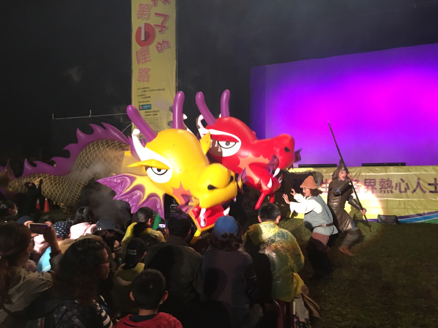 紙風車368兒童藝術工程到南投線廣興國小演出，《唐吉訶德》大戰雙頭龍的戰役讓大小朋友看得專注。（紙風車劇團提供）