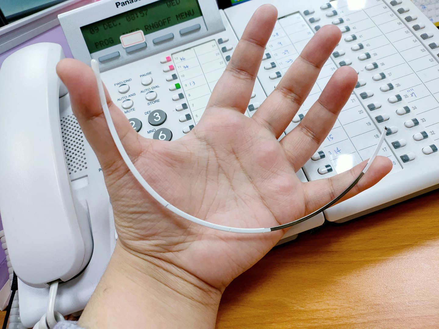 女子差點被內衣鋼圈插死貼出凶器照片，網友則歪樓羞喊「好大的半徑」。（翻攝自爆怨2公社）