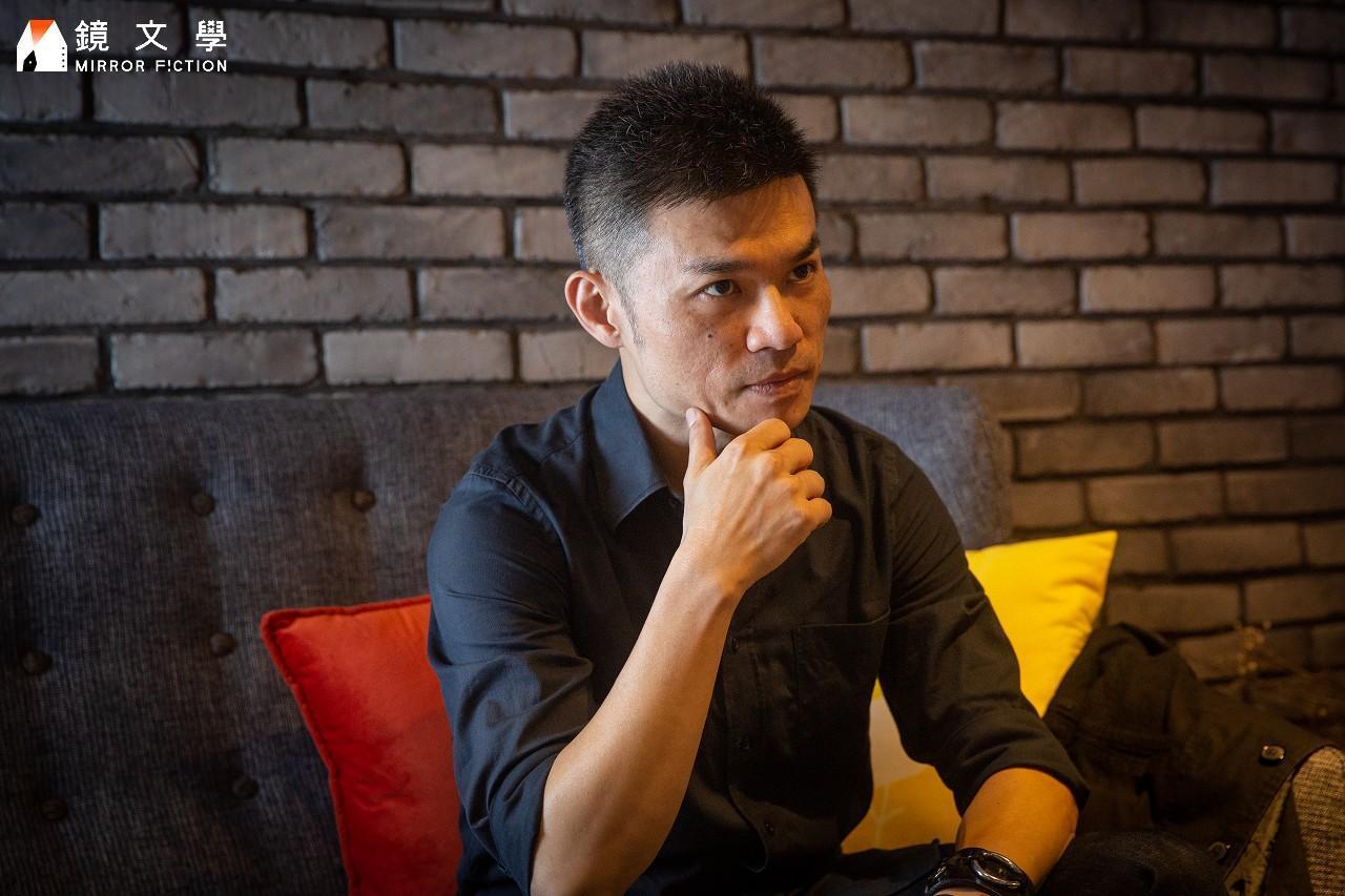 「我不在乎別人怎麼定義我，因此沒有殷切的需求寫一個東西獲得肯定。」臥斧寫東西完全是為了自己，極有規律，他說辛苦工作就是為了有寫作的餘裕，若不寫就失去了生活的意義。（鏡文學提供）