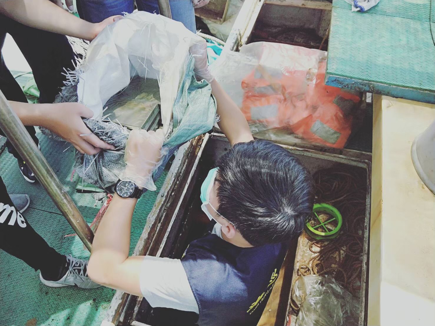 專案小組從漁船貨艙夾藏搜出126公斤海洛因。（屏東地檢署提供）