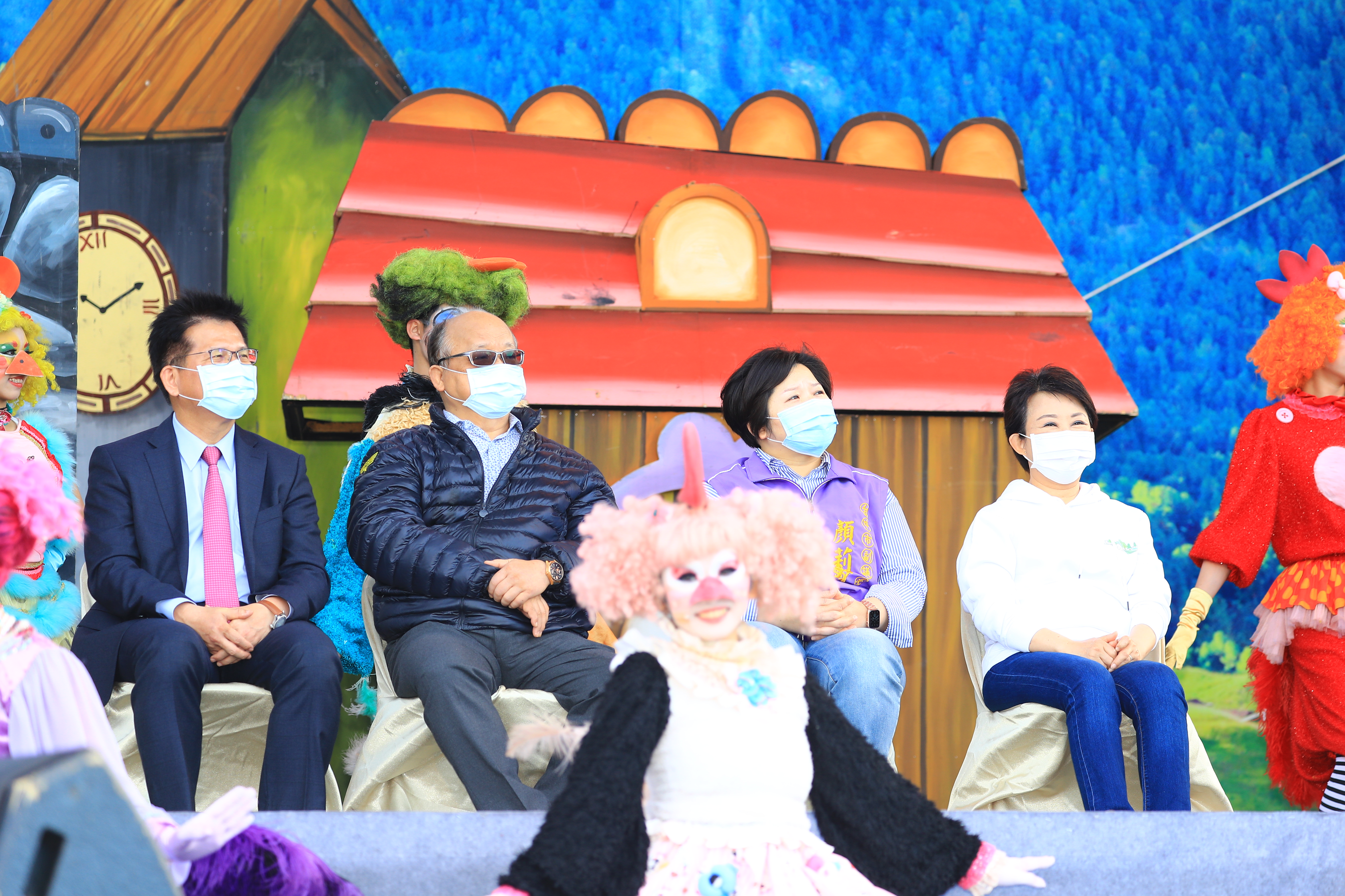 中央公園日前開幕，現任台中市長盧秀燕（右1）邀請了前台中市長胡志強（左2）與林佳龍（左1），難得同框。
