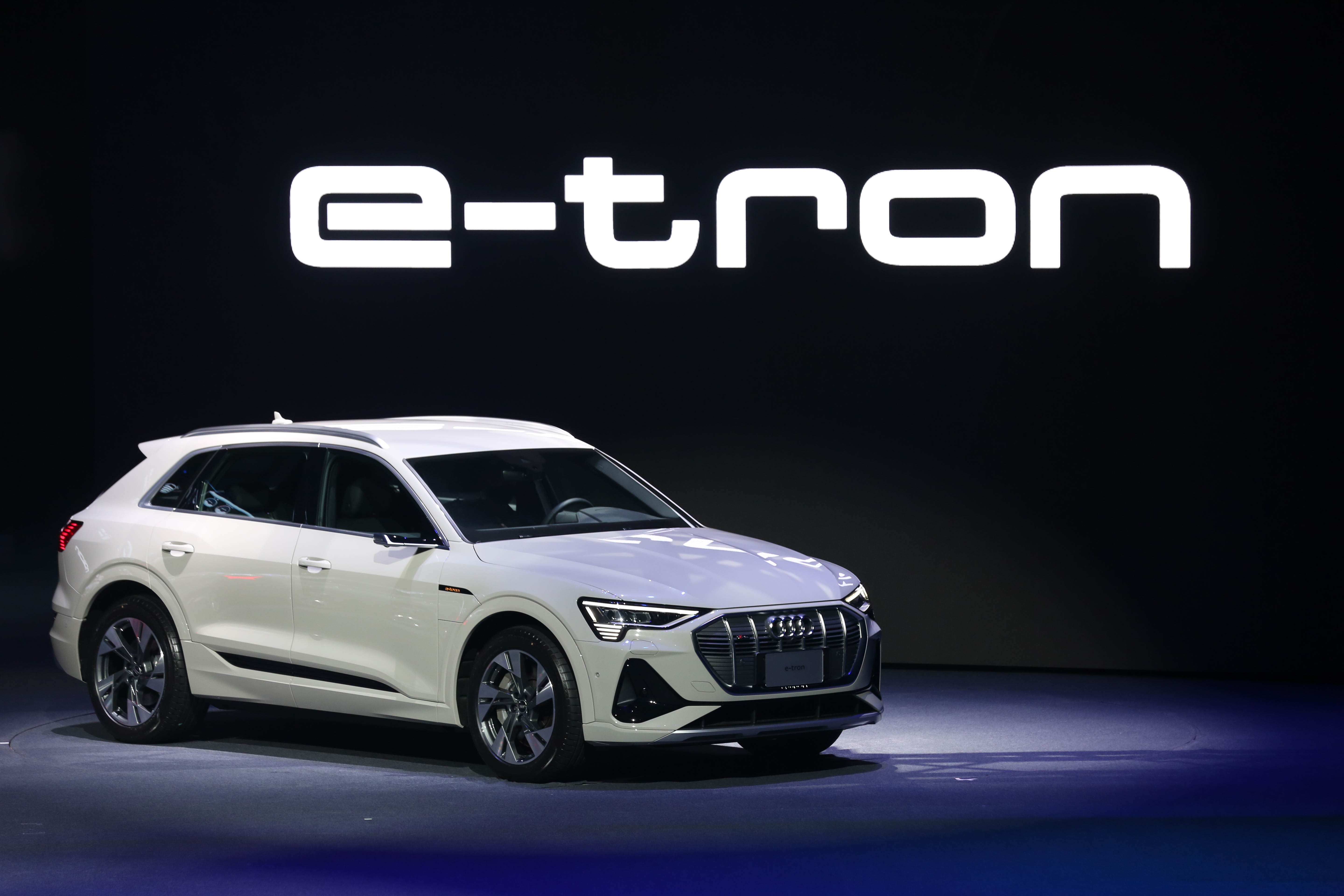 這次台灣奧迪導入的e-tron豪華純電車,共有SUV及Sportback二種車型,與50(230kW)、55(300kW)兩款動力系統。