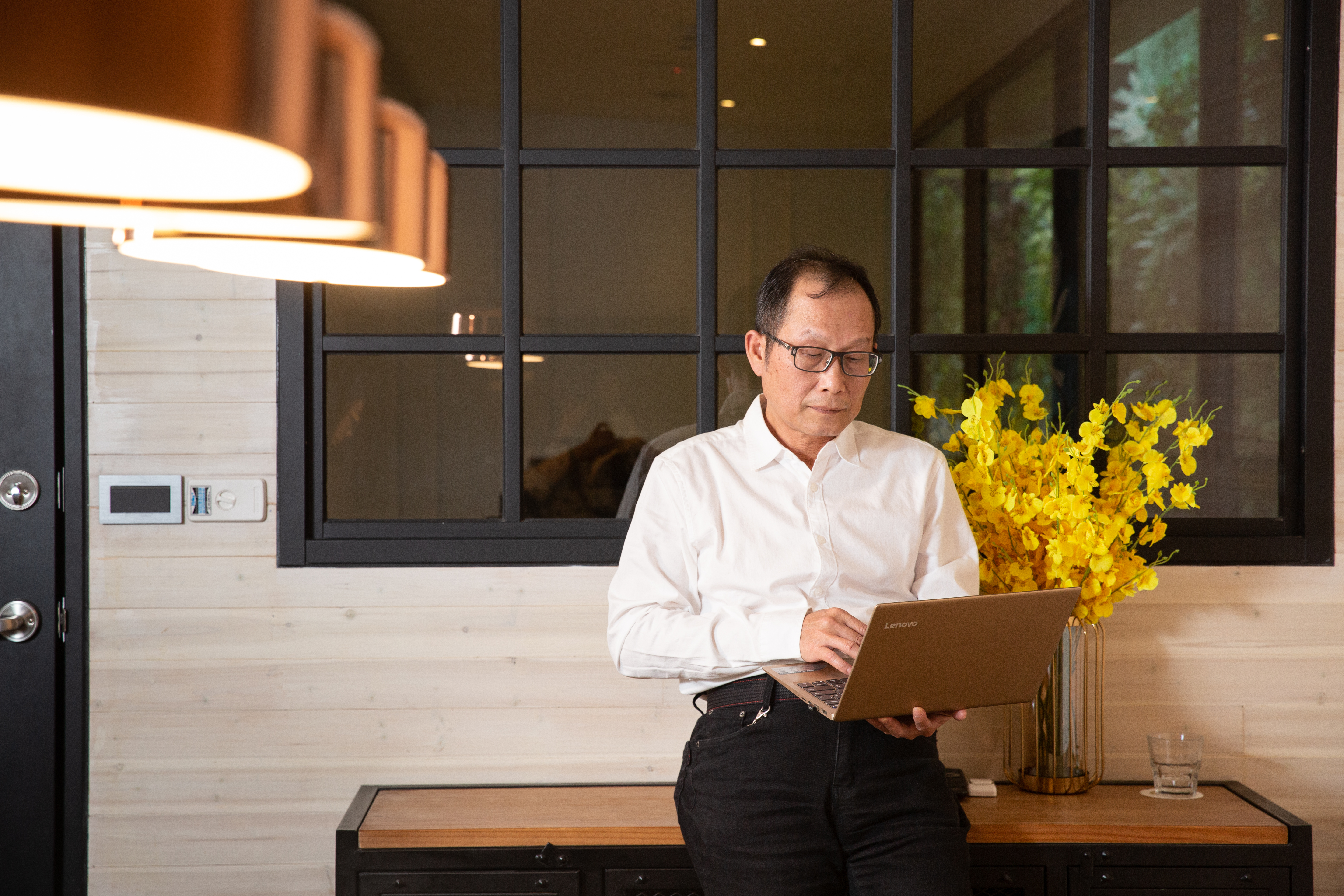 為了維持盤感，謝佳穎收盤後都會調出當日前五大強勢與弱勢類股線圖，掌握股市變化。