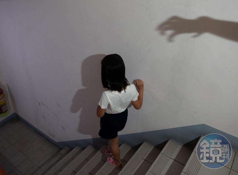  女童遭阿公伸狼爪，向阿嬤哭訴竟被回「大人看你可愛逗你玩」。（示意圖，本刊資料照）
