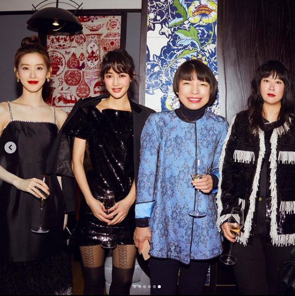 中國網路紅人「奶茶妹」章澤天（左一）出席時尚派對，照片在中國《Vogue》雜誌總編輯張宇（右二）IG上出現。（翻攝自angelica_cheung IG）