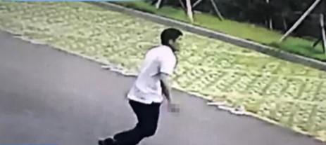 何榮淇趁法警分神撿起美工刀並由法官通道敲破玻璃,成功逍遙法外2年多。(翻攝畫面)