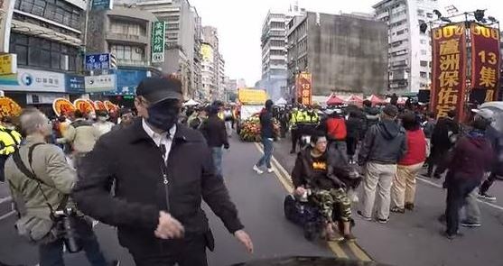 遶境隊伍將迎面而來，林男仍不顧員警勸說。（翻攝自當事人YouTube）