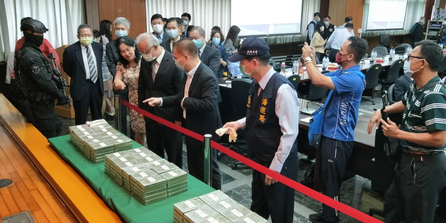 法務部次長張斗輝及高雄高分檢檢察長楊治宇等司法高層，均親臨破案記者會鼓勵。