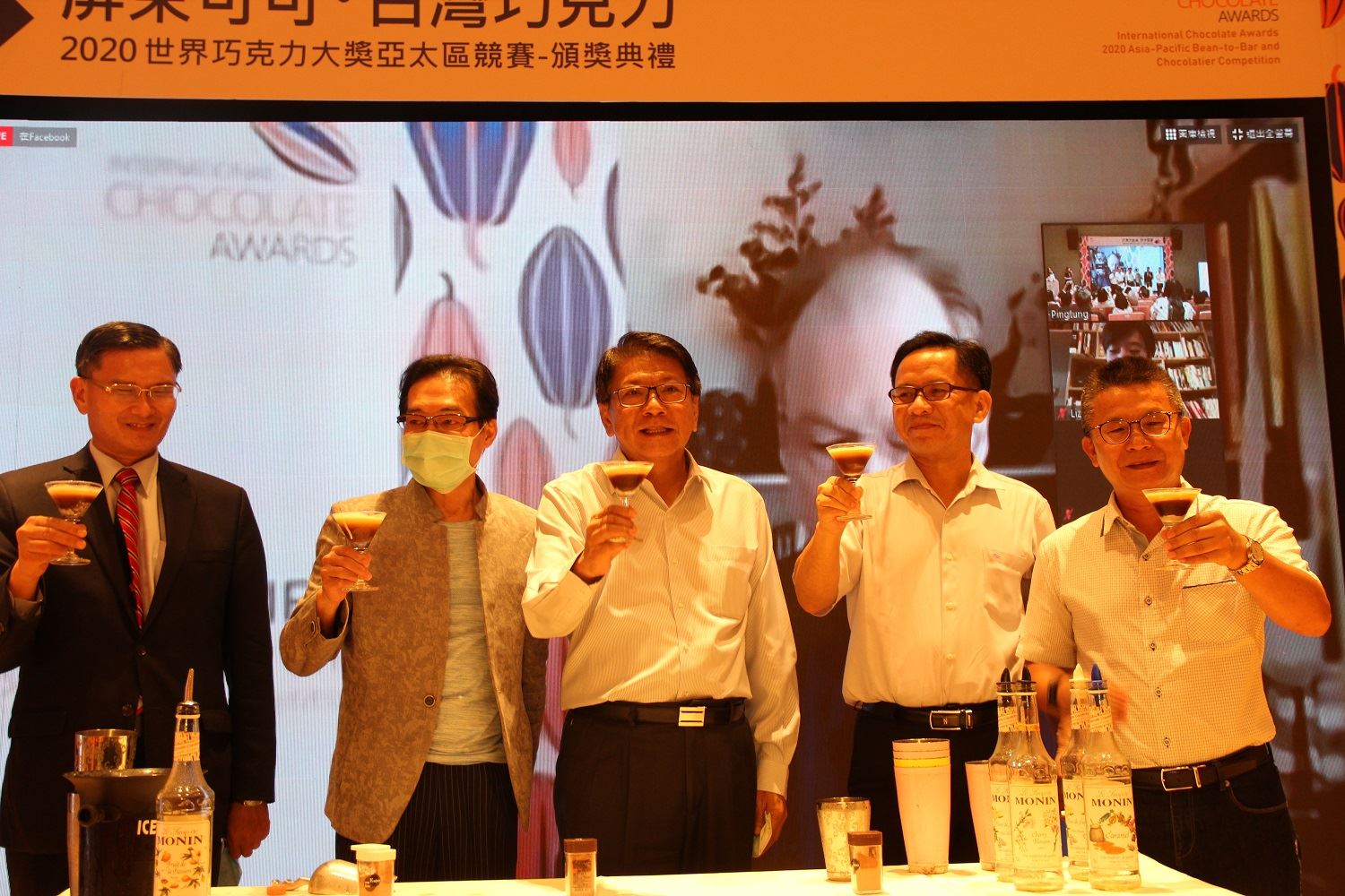 今年的世界巧克力大講亞太區競賽，於10月9日在屏東舉行頒獎典禮，縣長潘孟安（中）出席與得獎者合影。（翻攝自屏東縣政府官網）