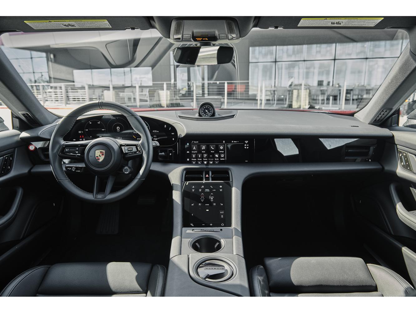 車內的先進駕駛座艙，擁有16.8吋的曲面儀表和10.9吋的媒體觸控螢幕。