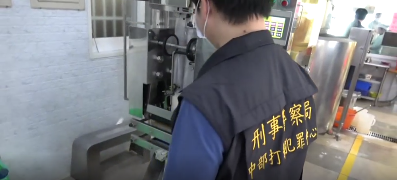 警方前往郭嫌的工廠進行搜索。(翻攝畫面)