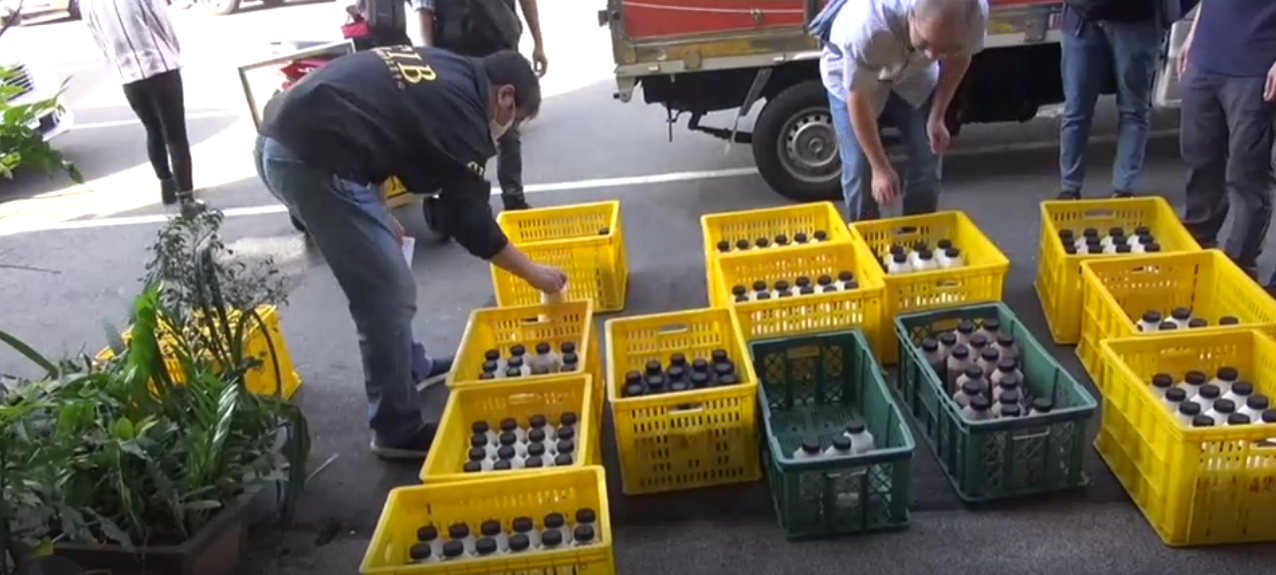 警方查扣大量由地下工廠生產的豆奶。（翻攝畫面）