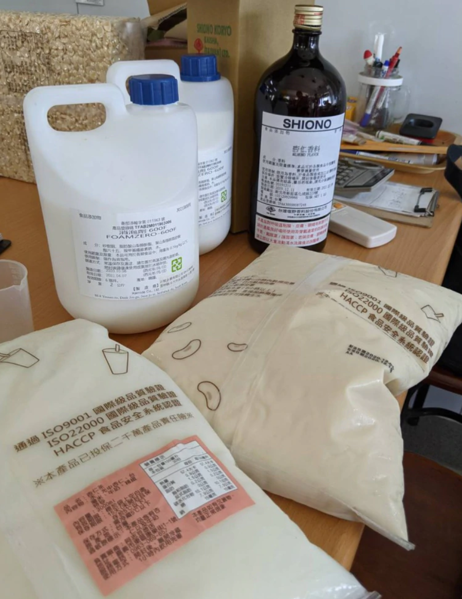 警方查扣各式標示不實的飲品原料等贓證物。（翻攝畫面）