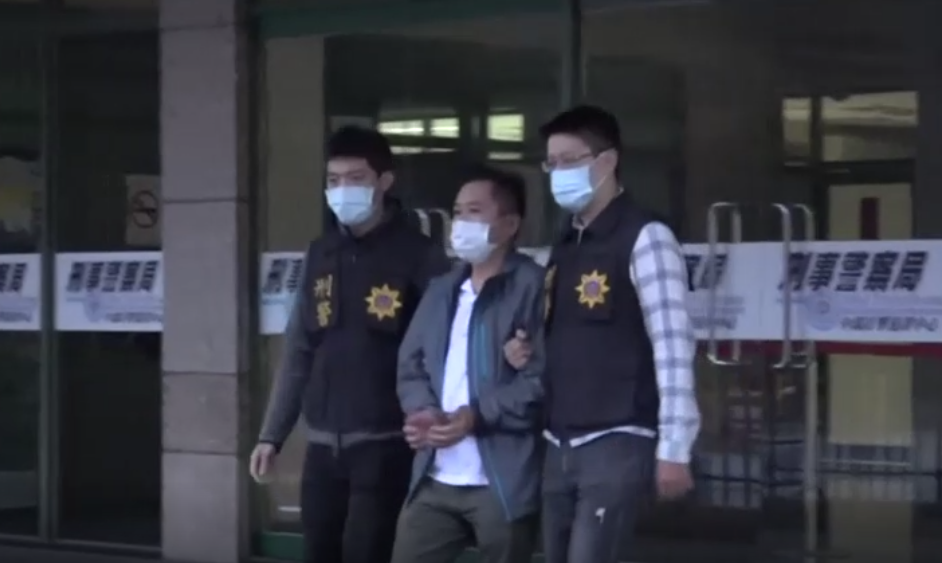 警方逮捕涉嫌經營黑心食品工廠的郭姓男子。(翻攝畫面)