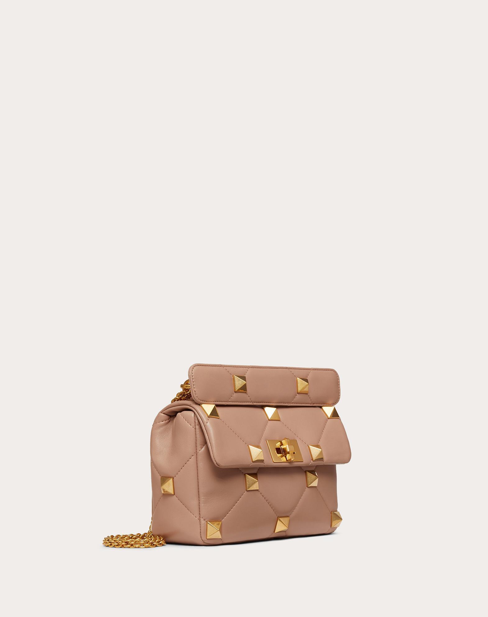 裸粉色中型小羊皮鉚釘鍊帶包。NT$95,000。(Valentino Garavani提供)