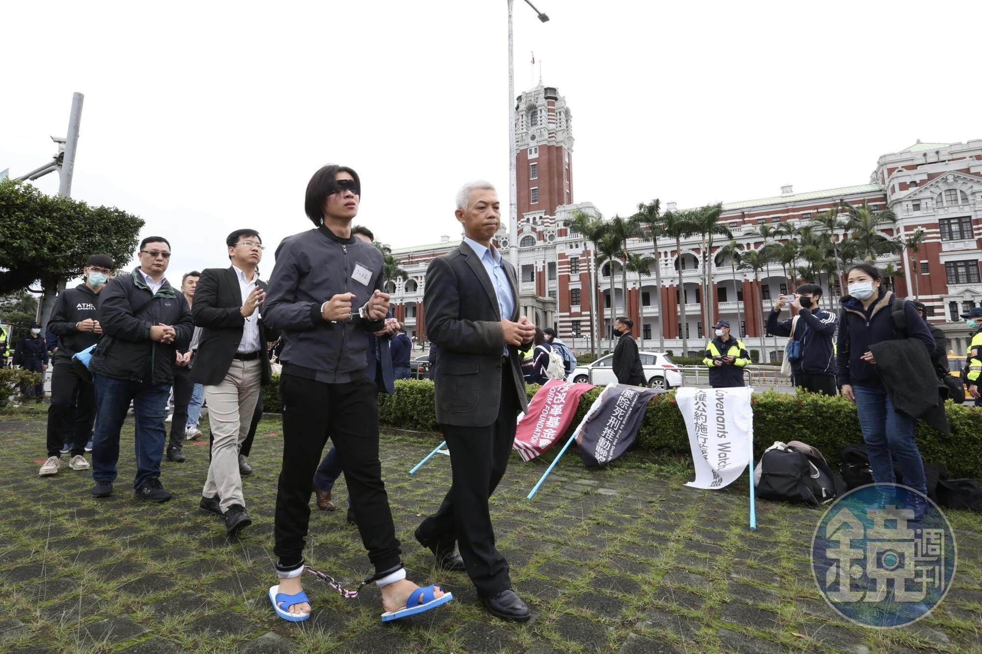 民間團體在世界人權日這天發起繞行總統府的行動，聲援特赦邱和順。