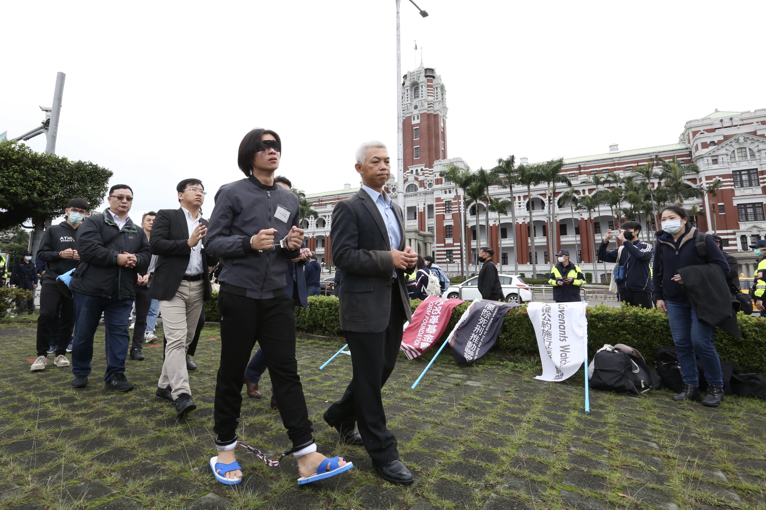 民間團體在世界人權日這天發起繞行總統府的行動，聲援特赦邱和順。