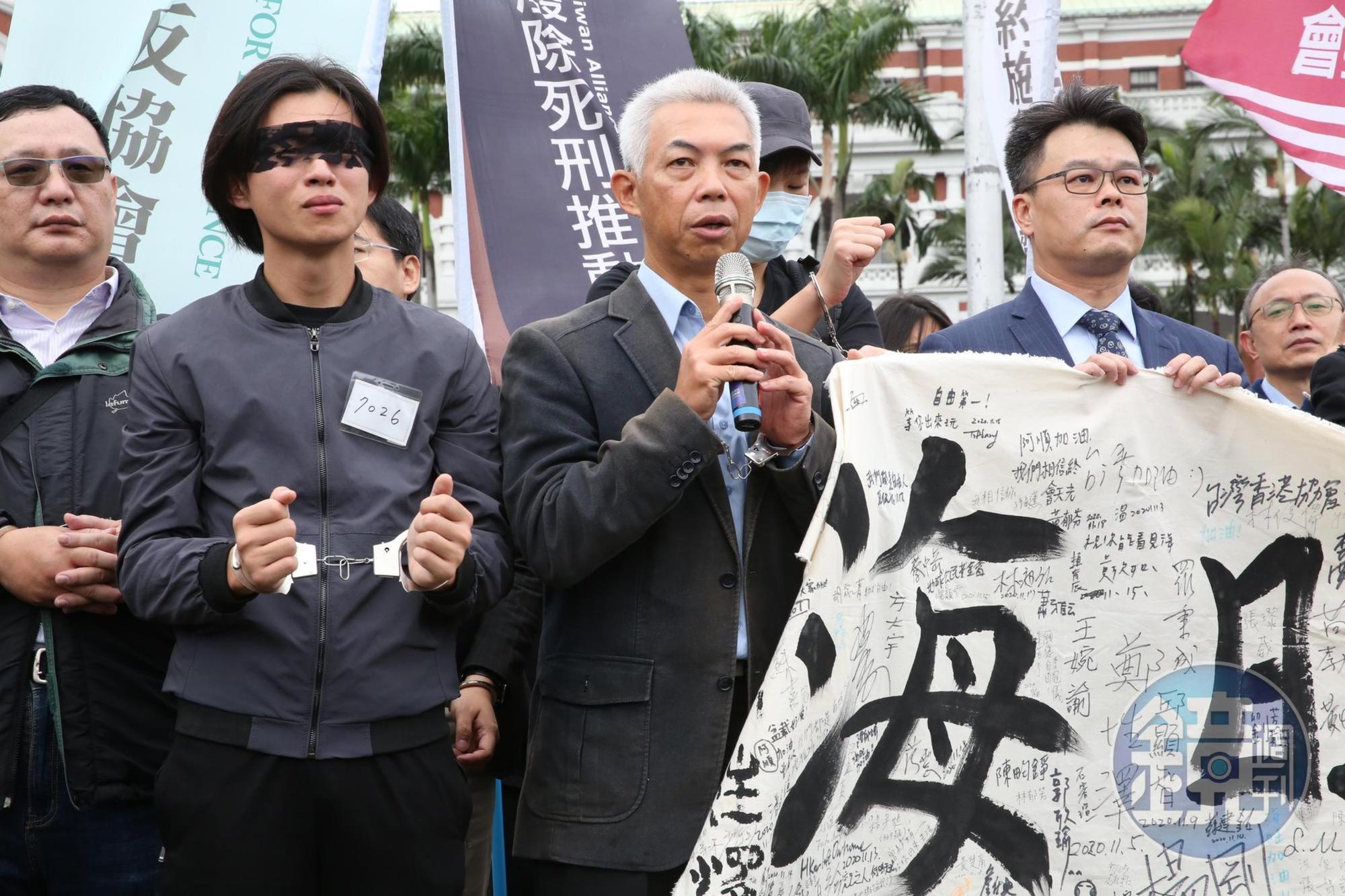 律師尤伯祥（中）呼籲總統回應特赦邱和順的訴求。