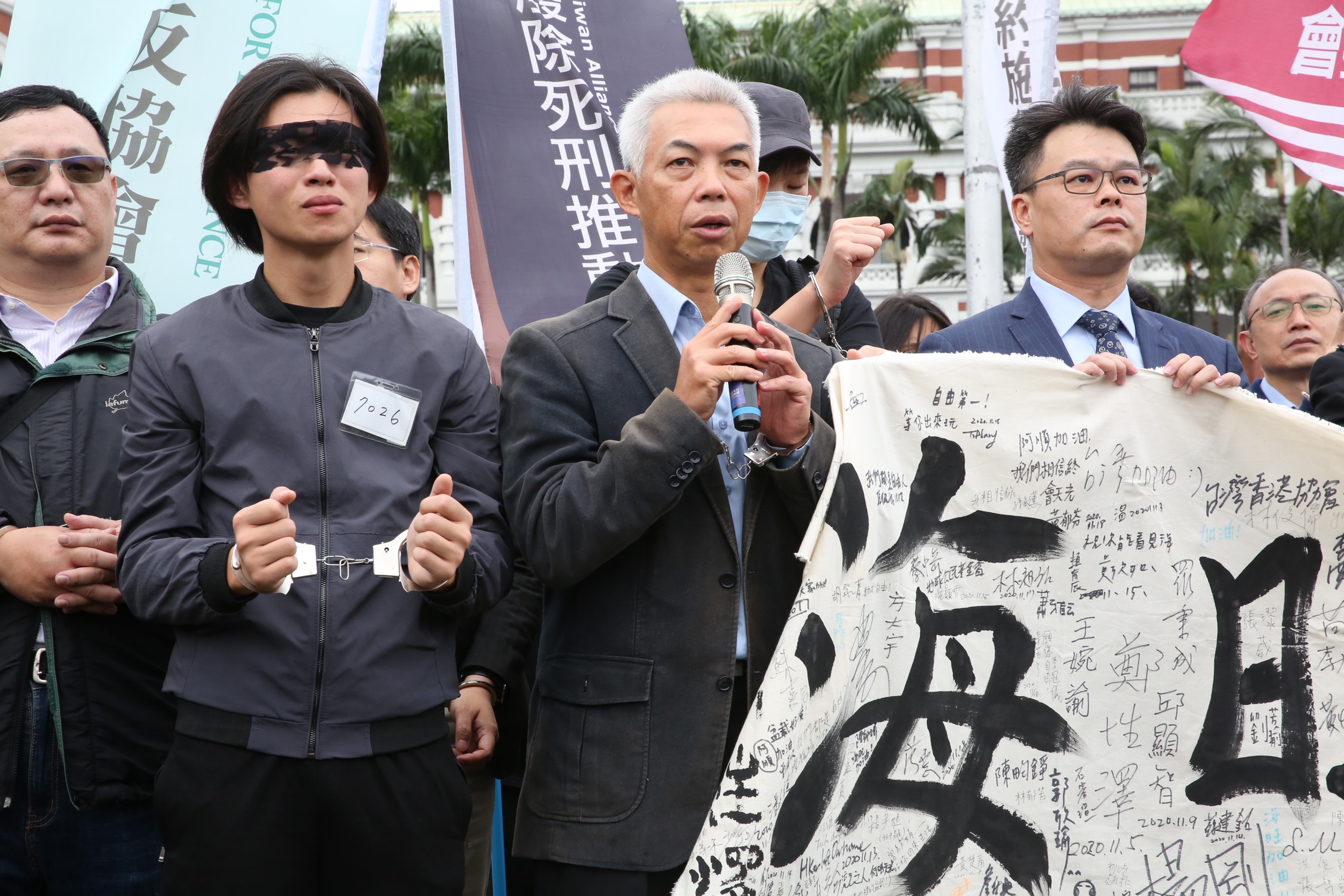 律師尤伯祥（中）呼籲總統回應特赦邱和順的訴求。