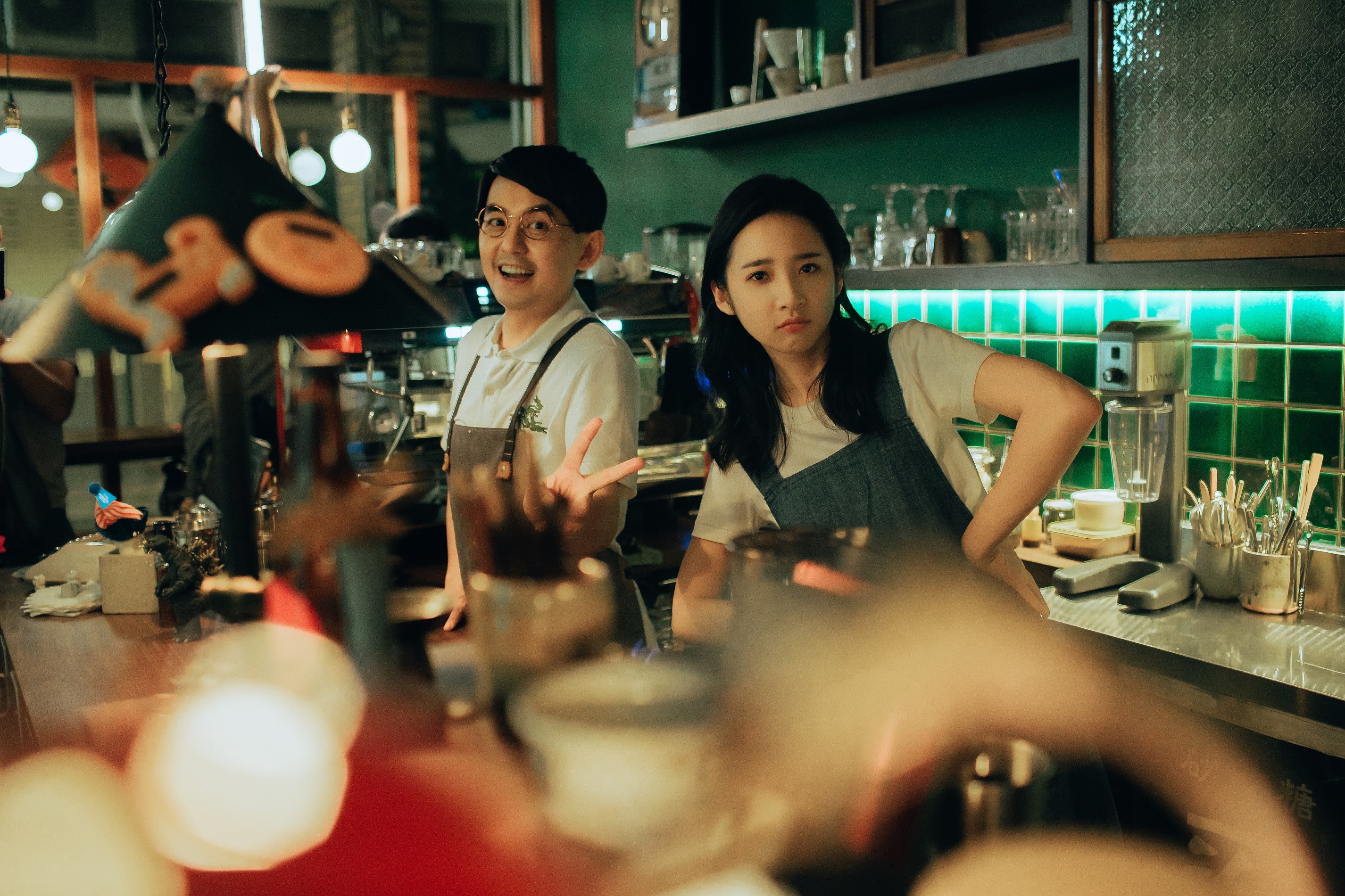 〈當你麋鹿〉MV中，黃子佼飾演一位咖啡廳老闆，在開場時與飾演員工的李沐短短的幾句台詞對戲，頗有畫龍點睛之效。（洒落嚴選行提供）