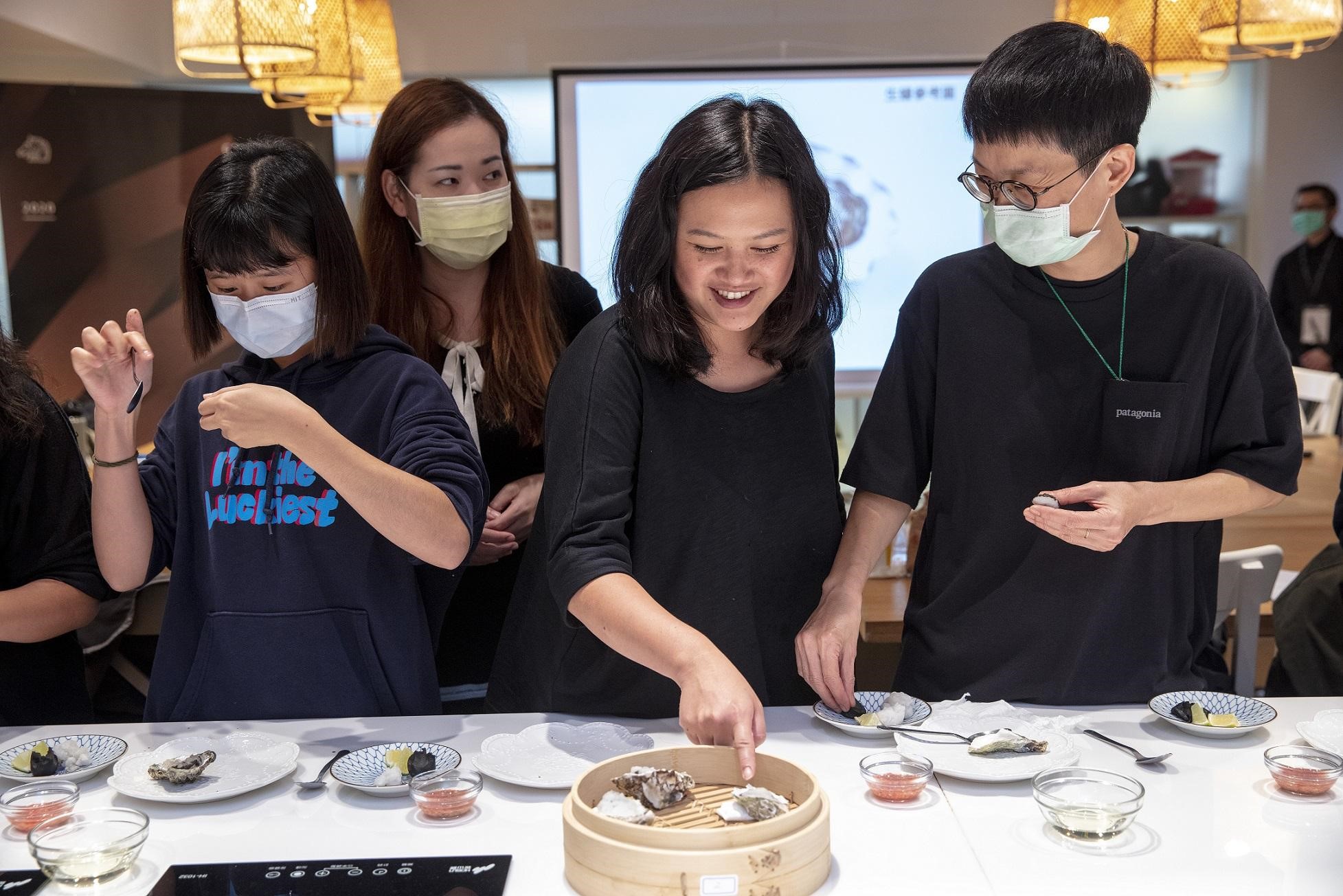 李宛蓉（右二）日前回台主持金馬電影工作坊，傳授食物造型的竅門與心法。（台北金馬影展執行委員會提供）