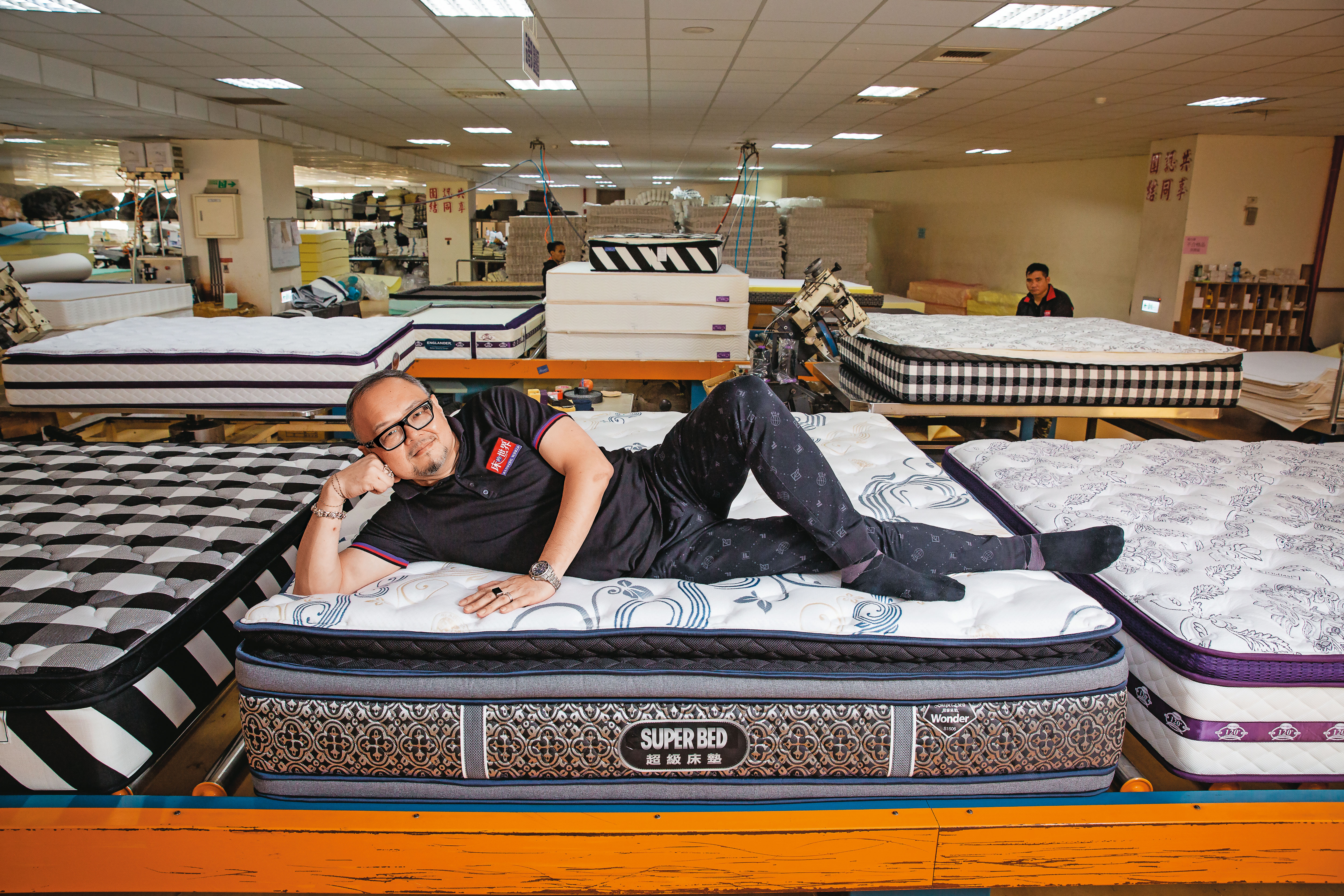 床的世界在第二代陳俊傑主導下，首創多品牌行銷策略，消費者能一次比較多種品牌床墊。他躺的是自有品牌中最頂級的「超級床墊」，訂價25萬元起跳。