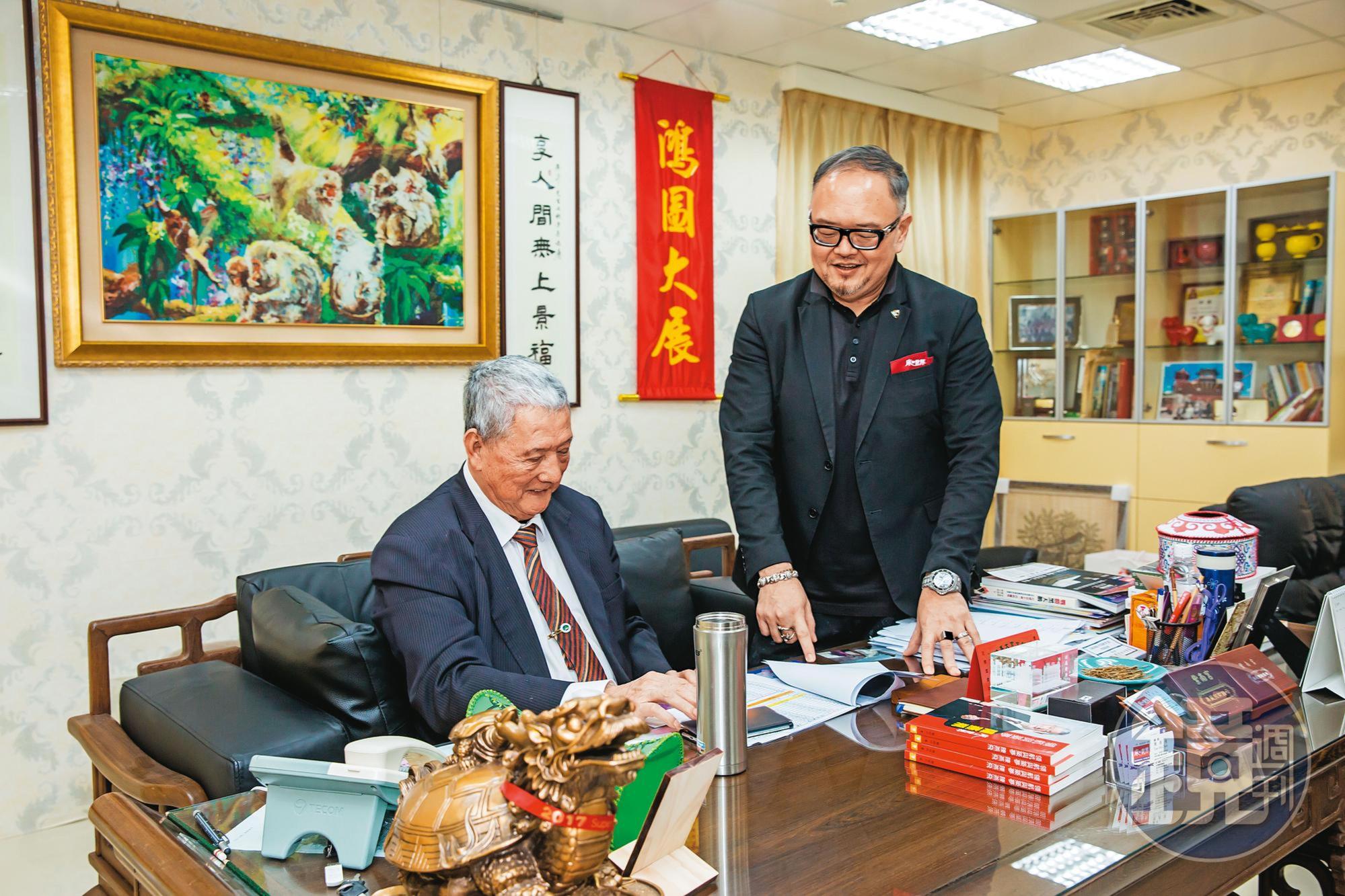 床的世界創辦人兼董事長陳燕飛(左),每天仍會到公司坐鎮。陳俊傑(右)說,進公司上班後,才跟父親變親近。