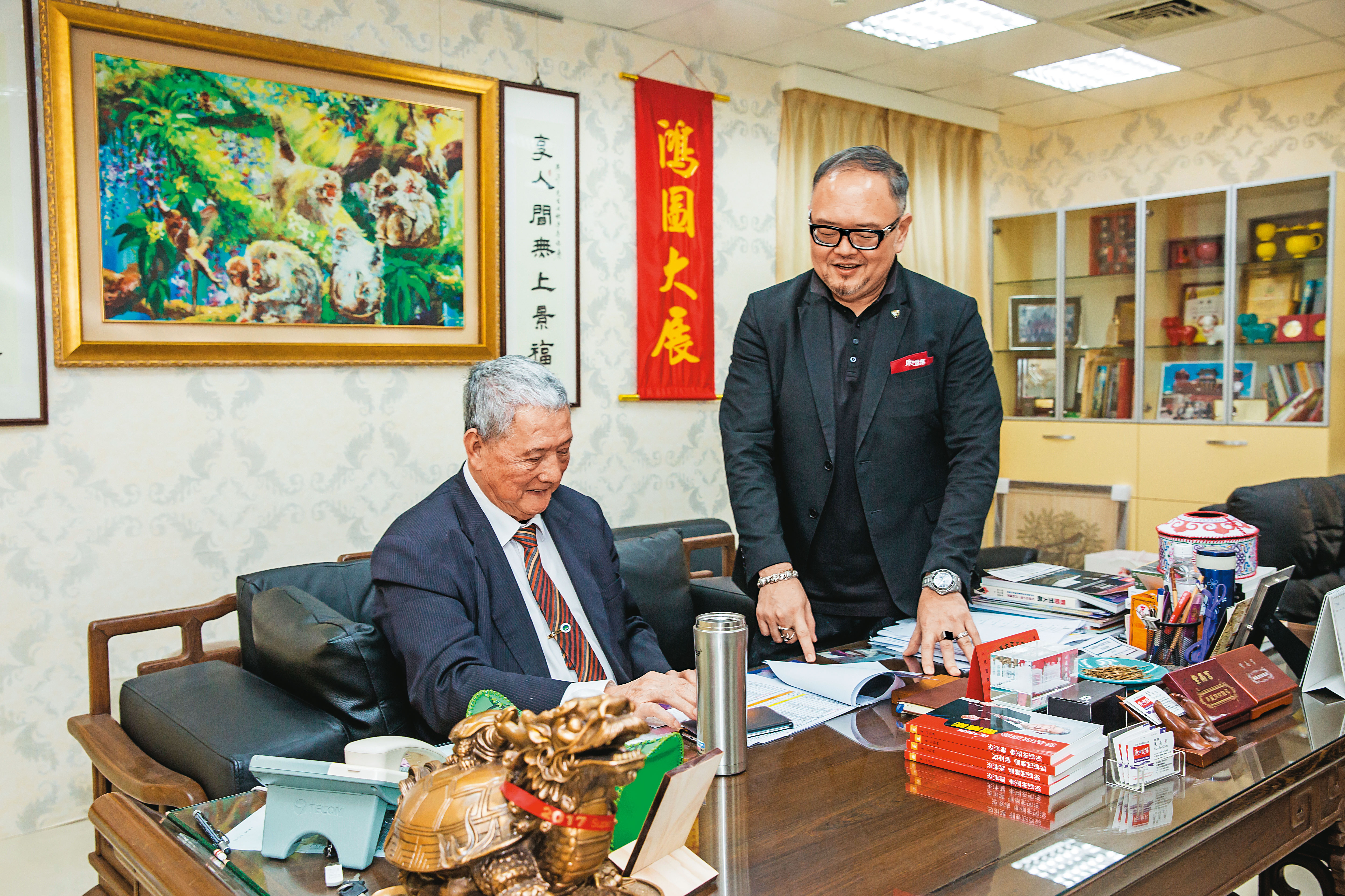 床的世界創辦人兼董事長陳燕飛（左），每天仍會到公司坐鎮。陳俊傑（右）說，進公司上班後，才跟父親變親近。