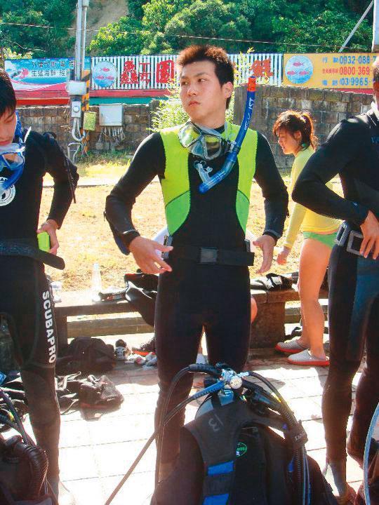 王彥仁大學原本念海洋運動休閒系,車禍前有潛水執照,也會浮潛,駕駛動力小艇和獨木舟。(王彥仁提供)